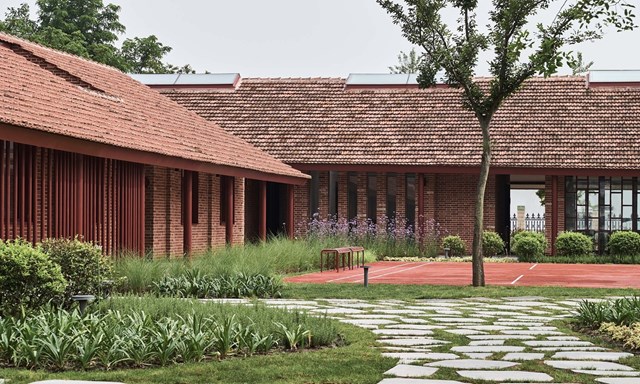 Về kiến tr&uacute;c, c&aacute;c khối nh&agrave; được l&agrave;m bằng gạch, lợp ng&oacute;i, gợi nhắc về phong c&aacute;ch kiến tr&uacute;c truyền thống của một số nước ch&acirc;u &Aacute;. M&aacute;i ng&oacute;i c&ugrave;ng m&aacute;i hi&ecirc;n rộng đem lại cảm gi&aacute;c gần gũi, th&acirc;n thuộc.