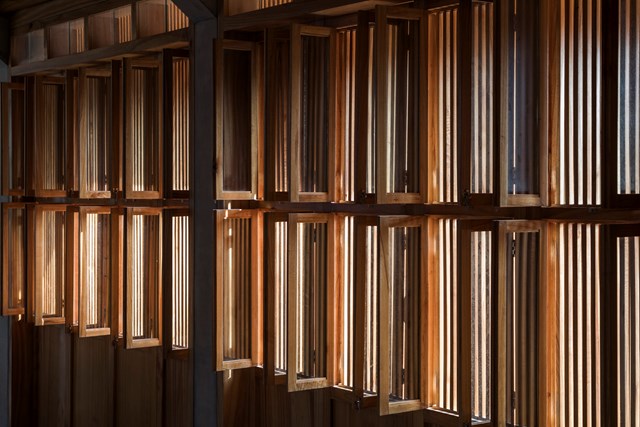 Hệ thống cửa được thiết kế linh hoạt, đ&oacute;ng mở từng phần ri&ecirc;ng biệt, đ&aacute;p ứng nhu cầu v&agrave; sở th&iacute;ch của gia đ&igrave;nh. Hơn nữa, mỗi c&aacute;nh cửa đều c&oacute; một cửa sổ nhỏ c&oacute; thể mở ra để kiểm so&aacute;t kh&ocirc;ng kh&iacute; v&agrave; &aacute;nh s&aacute;ng b&ecirc;n trong một c&aacute;ch hiệu quả.