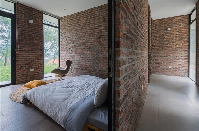 Với giải ph&aacute;p kết cấu nhẹ giữa th&eacute;p v&agrave; k&iacute;nh, thiết kế n&agrave;y gi&uacute;p tiết kiệm&nbsp;chi ph&iacute; x&acirc;y dựng, kh&ocirc;ng ảnh hưởng đến hiện trạng đất m&agrave; vẫn đầy đủ &aacute;nh nắng, thi&ecirc;n nhi&ecirc;n.