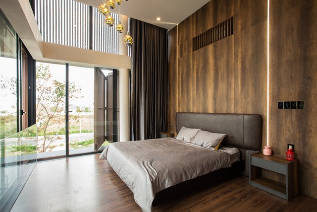 Ch&uacute;ng cũng được trang bị cửa sổ chớp để tối đa h&oacute;a luồng kh&ocirc;ng kh&iacute;, đặc biệt l&agrave; kh&ocirc;ng kh&iacute; từ biển gần đ&oacute; v&agrave; giảm bớt &aacute;nh nắng khi cần thiết.