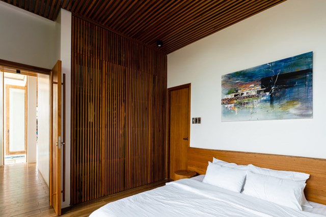 Kh&ocirc;ng gian y&ecirc;n tĩnh nằm ở h&igrave;nh khối ph&iacute;a sau bao gồm ba ph&ograve;ng ngủ v&agrave; hai nh&agrave; vệ sinh.