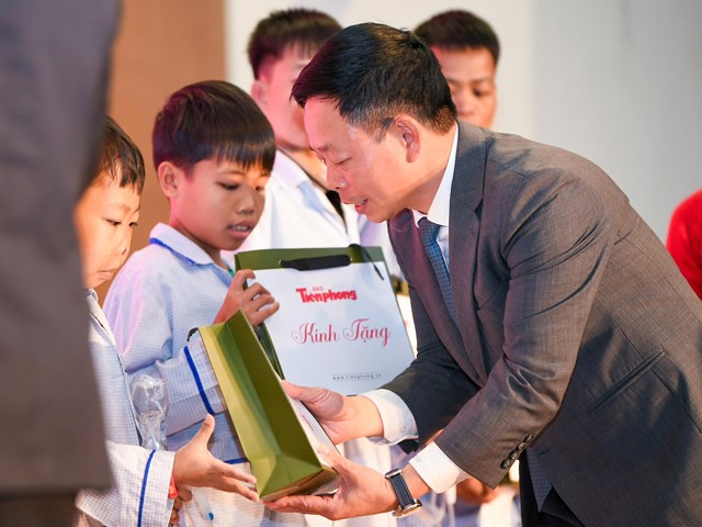 Nh&agrave; b&aacute;o Ph&ugrave;ng C&ocirc;ng Sưởng - Đại diện Ban tổ chức trao qu&agrave; cho c&aacute;c bệnh nh&acirc;n