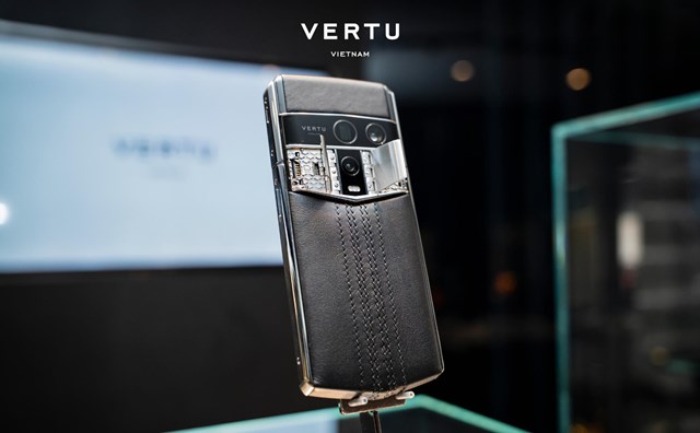 Vertu Agent Q phiên bản da bê khâu đen cùng đường may thủ công tinh xảo.