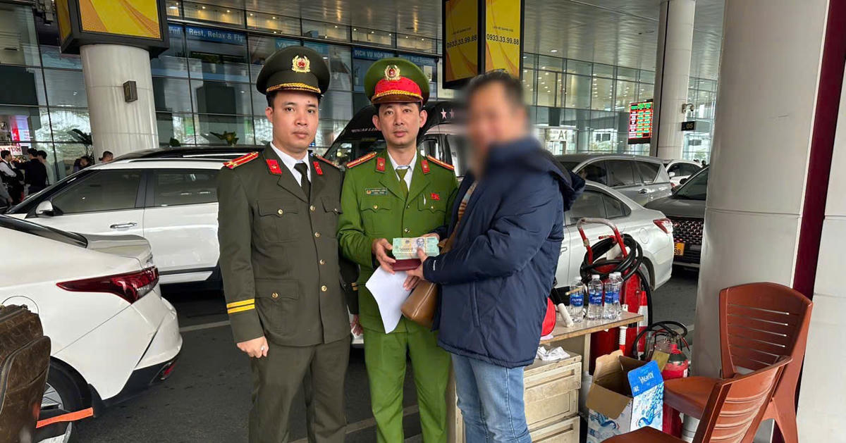 Đồn Công an Sân bay Quốc tế Nội Bài hỗ trợ hành khách tìm lại tài sản 200 triệu đồng