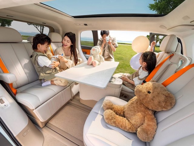 Xe điện Trung Quốc quảng cáo ngồi ăn lẩu bên trong, dấy lên lo ngại thiết kế "ảo" quá đà có thể gây tai nạn chết người - Ảnh 4