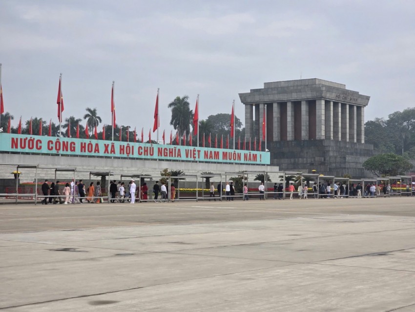 Người dân xếp hàng thành kính viếng Lăng Bác đầu xuân Bính Ngọ Người dân xếp hàng thành kính viếng Lăng Bác đầu xuân Bính Ngọ