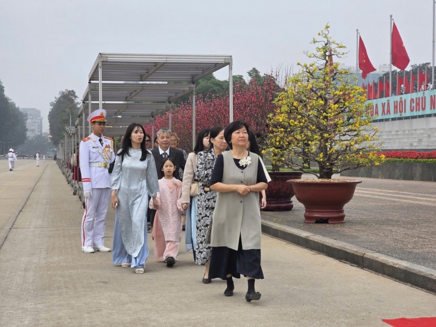 Người dân xếp hàng thành kính viếng Lăng Bác đầu xuân Bính Ngọ Người dân xếp hàng thành kính viếng Lăng Bác đầu xuân Bính Ngọ