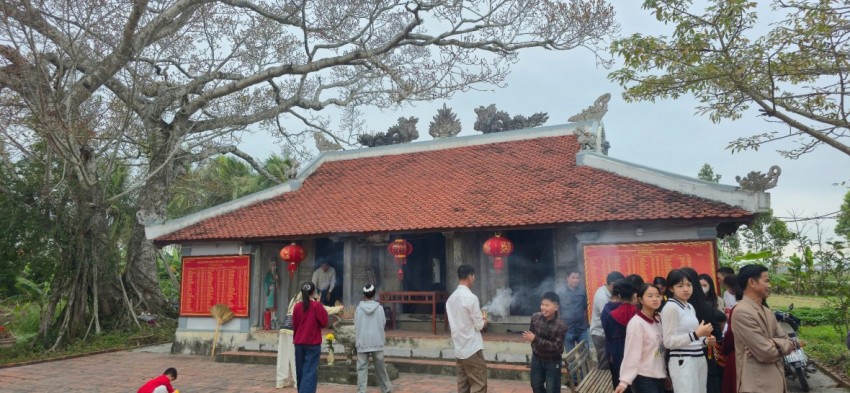 Xuân mới tới đền Nam linh thiêng: Khói hương lan toả niềm tin và hy vọng