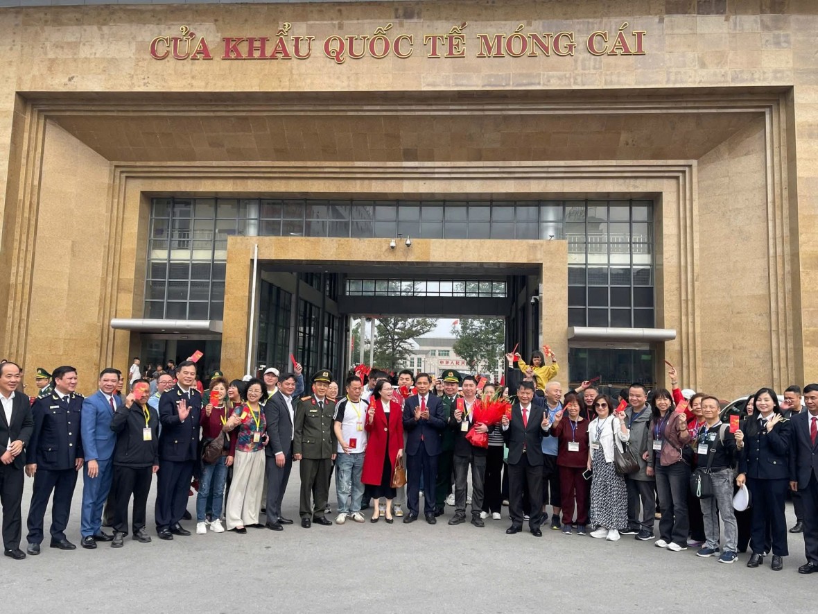 Mùng 1 Tết, gần 1.400 lượt khách nhập cảnh qua Cửa khẩu quốc tế Móng Cái