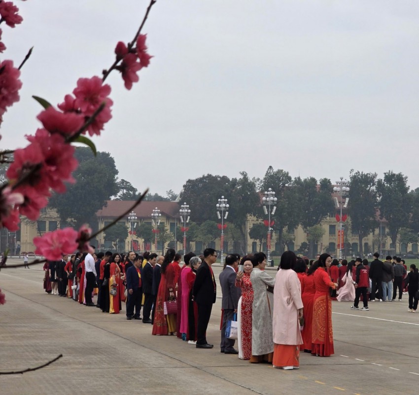 Người dân xếp hàng thành kính viếng Lăng Bác đầu xuân Bính Ngọ Người dân xếp hàng thành kính viếng Lăng Bác đầu xuân Bính Ngọ
