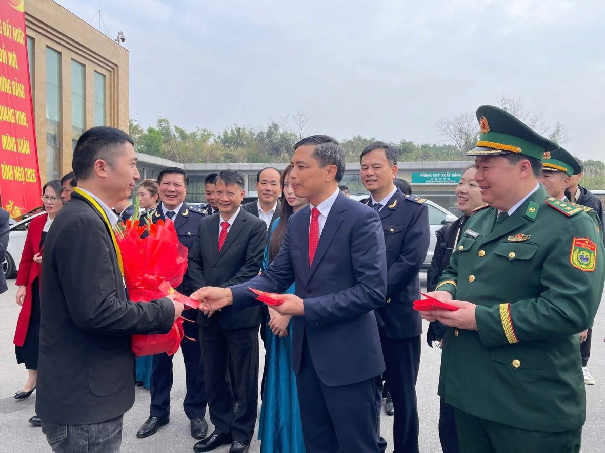 Mùng 1 Tết, gần 1.400 lượt khách nhập cảnh qua Cửa khẩu quốc tế Móng Cái