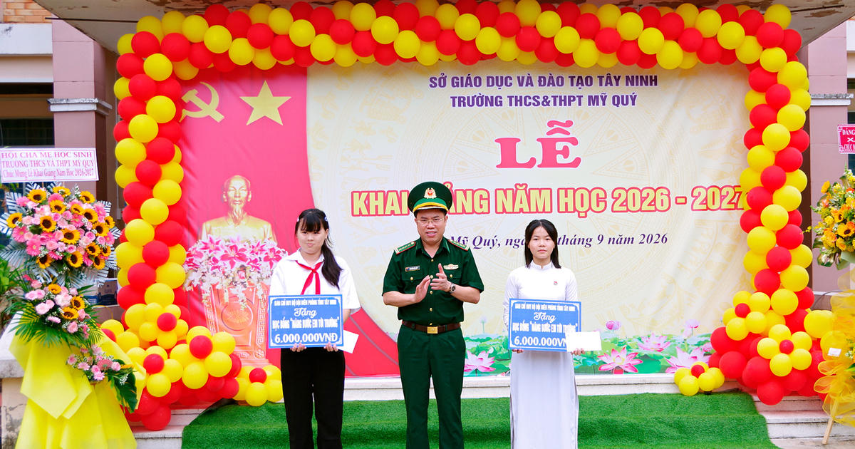 Tây Ninh: Trao học bổng “Nâng bước em tới trường - Con nuôi đồn Biên phòng”