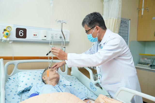 TS BS. Nguyễn Bá Thắng khám cho người bệnh tại Đơn vị Đột quỵ