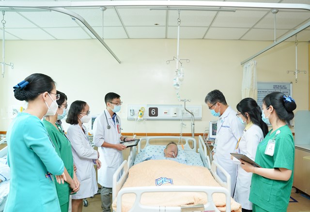 TS BS. Nguyễn Bá Thắng - Trưởng khoa Thần kinh thăm khám, theo dõi tình trạng phục hồi người bệnh đột quỵ