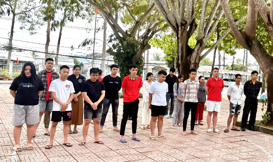 Các đối tượng có liên quan đến đường dây lừa đảo. Ảnh: Công an TP Cần Thơ