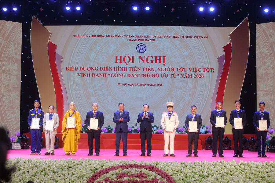 Bí thư Thành ủy Hà Nội Trần Đức Thắng và Phó Bí thư Thành ủy Hà Nội Nguyễn Văn Phong trao Danh hiệu “Công dân Thủ đô ưu tú” tặng 9 cá nhân.