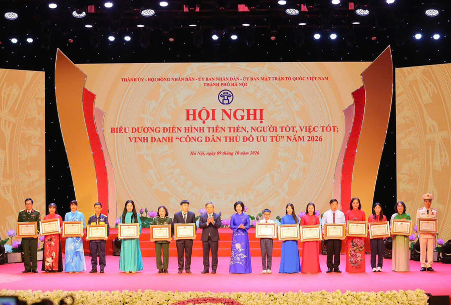 Chủ tịch UBND TP Hà Nội Vũ Đại Thắng và Chủ tịch HĐND TP Hà Nội Phùng Thị Hồng Hà trân trọng trao tặng Bằng khen và Danh hiệu Người tốt, việc tốt năm 2026 tặng 15 cá nhân
