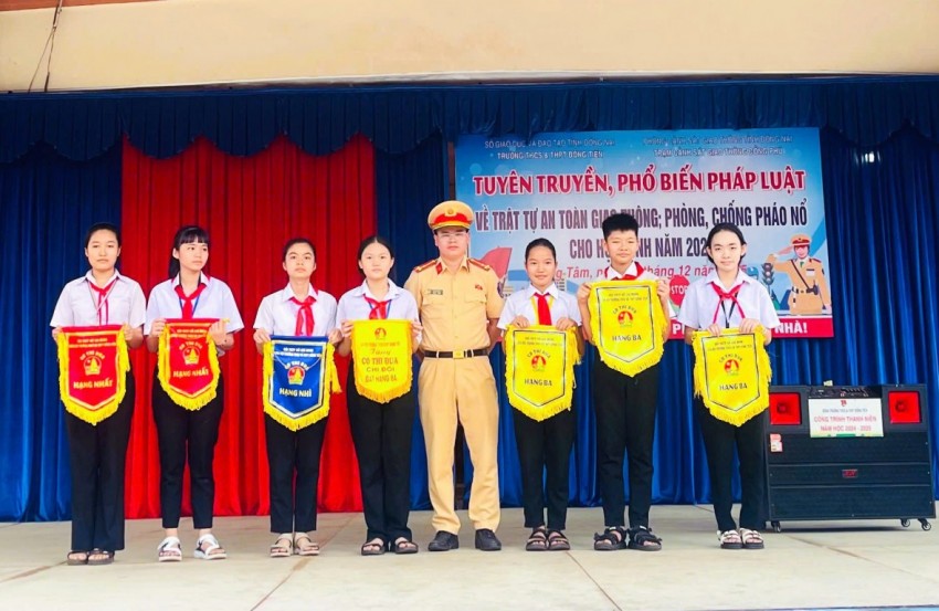Công an Đồng Nai tuyên truyền pháp luật giao thông cho 1.350 học sinh, giáo viên