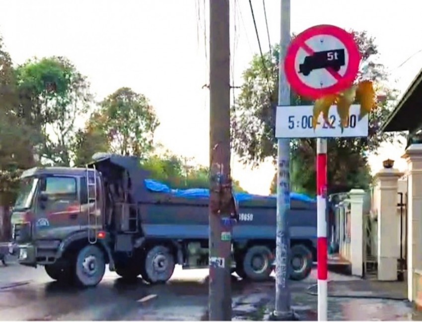 Xe tải ben lưu thông trên tuyến đường Bùi Hữu Nghĩa vào khung giờ cấm (ảnh cắt từ clip).