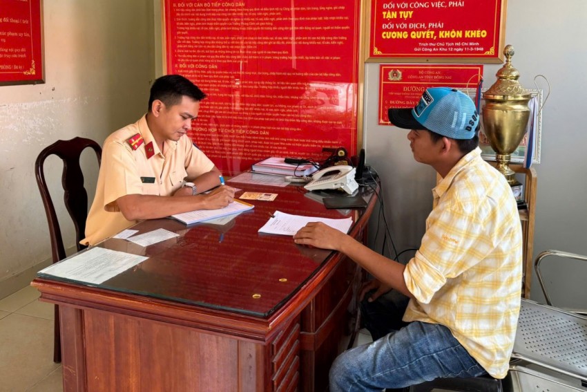 Đội CSGT đường bộ số 1 lập biên bản xử phạt đối với tài xế T.P.H.