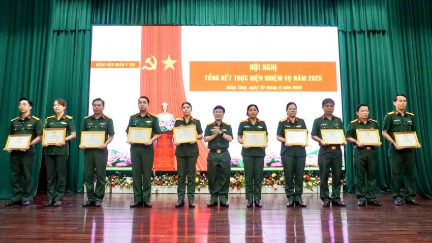 Bộ Quốc phòng tặng cờ đơn vị xuất sắc cho Bệnh viện Quân y 120 Bộ Quốc phòng tặng cờ đơn vị xuất sắc cho Bệnh viện Quân y 120