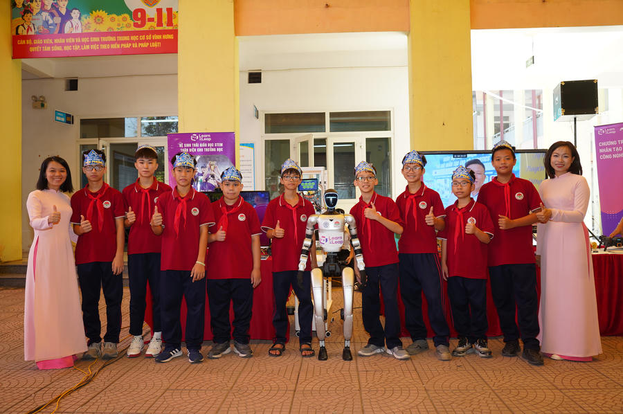 Học sinh trải nghiệm robot hình người tại gian trưng bày Learn to Leap