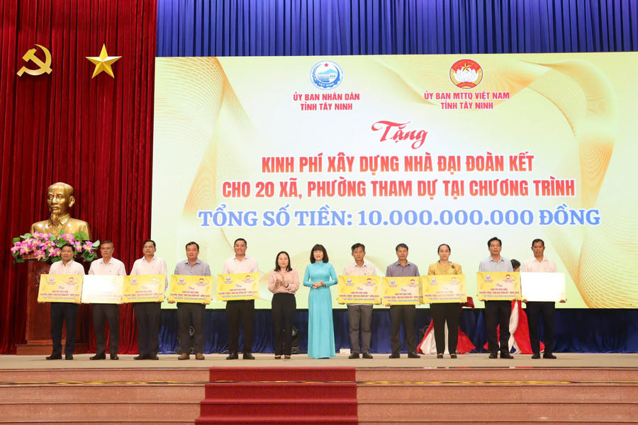 Phó Chủ tịch Thường trực UBND tỉnh Nguyễn Đài Thy Trao bảng tượng trưng kinh phí hỗ trợ xây dựng, sửa chữa nhà Đại đoàn kết đợt 1 cho 20 xã, phường (ảnh: Khoa Vũ)