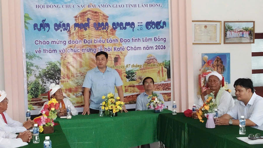 Thăm tặng quà chúc tết Kate các thành viên hội đồng chức sắc chăm Bàlamôn, tỉnh Lâm Đồng