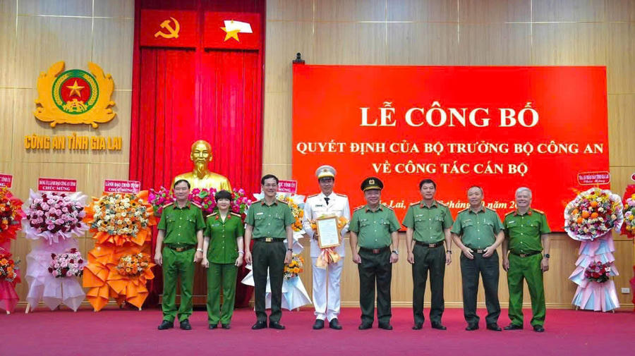 Trao quyết định bổ nhiệm Đại tá Nguyễn Thanh Trí làm Phó giám đốc Công an tỉnh Gia Lai.