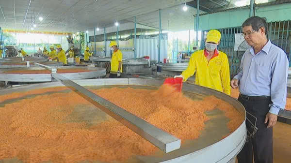 Máy sấy muối ớt ướt do ông Ba Bé tự nghiên cứu đã được chế tạo thành công, mở ra bước ngoặt quan trọng trong quá trình cải tiến sản xuất, nâng cao chất lượng và quy mô cung ứng thị trường.