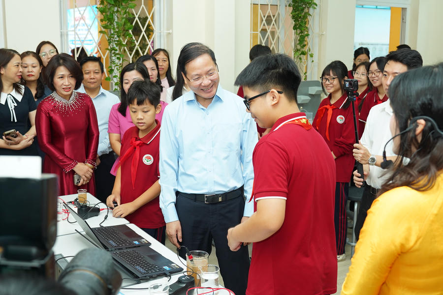 Ông Nguyễn Đức Dũng - Bí thư Đảng ủy, Chủ tịch Hội đồng nhân dân phường Vĩnh Hưng tham quan phòng thí nghiệm khoa học ứng dụng AI