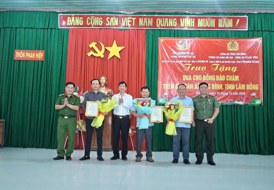 Trao quà cho đồng bào Chăm trên địa bàn xã Bắc Bình, tỉnh Lâm Đồng.