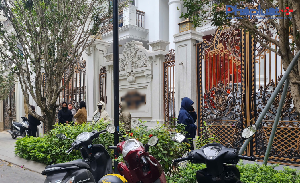 Những người lao động tập trung trước biệt thự trên đường Lê Đức Thọ, Hà Nội, yêu cầu công ty thanh toán tiền lương còn nợ.