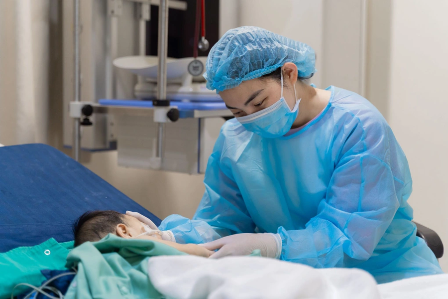 Bệnh viện Vinmec thực hiện thành công ca ghép gan đặc biệt cho bệnh nhi N.L.T, 8 tháng tuổi, chỉ nặng 6,5kg. (Ảnh: Bộ Y tế)