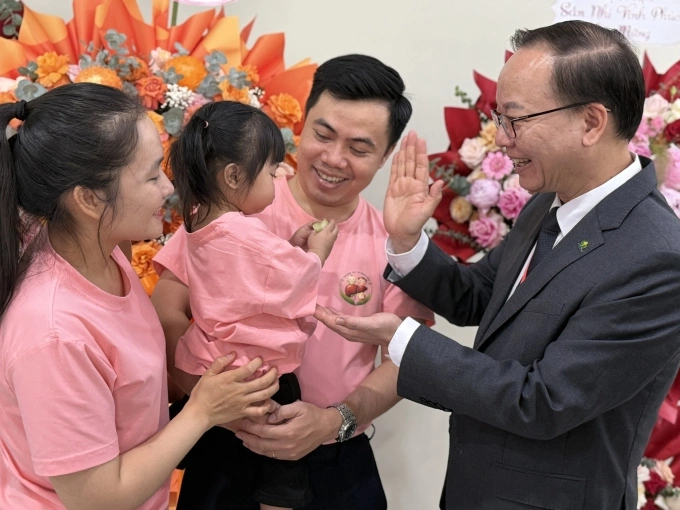 Gia đình bé Phan Linh Phương (2,5 tuổi, trú tại TP HCM) trò chuyện cùng GS.TS Trần Minh Điển, Giám đốc Bệnh viện Nhi Trung ương. Bệnh viện Nhi Trung ương vừa công bố dấu mốc 100 ca ghép gan trẻ em thành công. (Ảnh: Bộ Y tế)