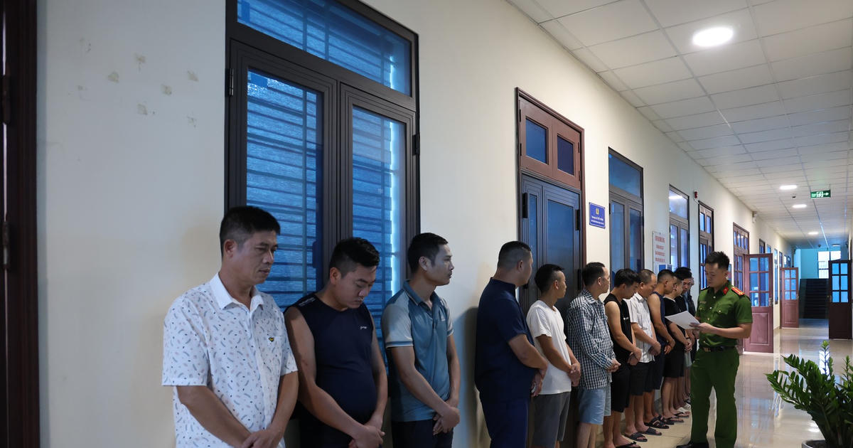 Tạm giữ hình sự 13 đối tượng đánh bạc bằng hình thức đánh liêng ở Ninh Bình