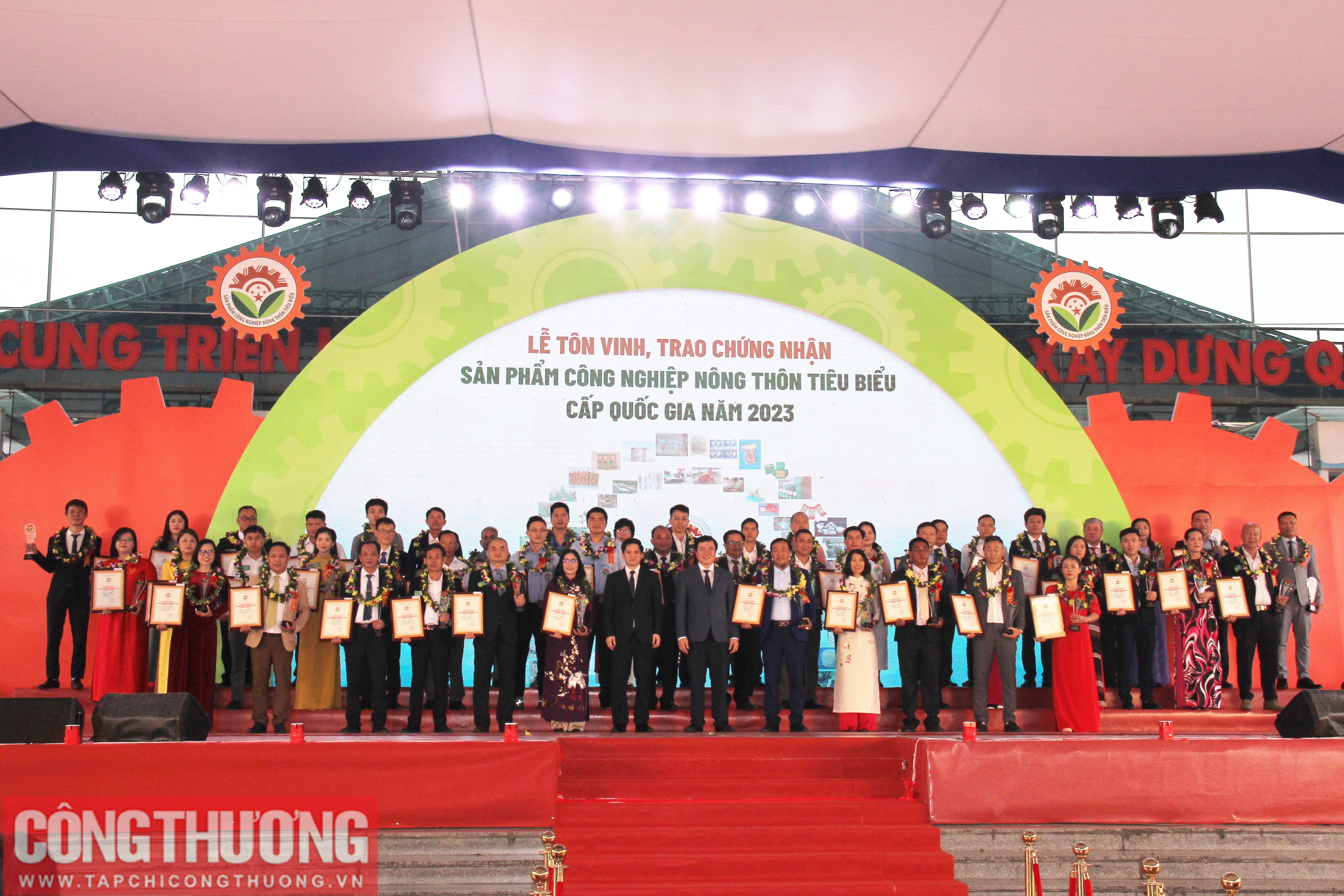 Đại diện Lãnh đạo các Bộ, ngành trao Giấy chứng nhận sản phẩm công nghiệp nông thôn tiêu biểu cho doanh nghiệp, cơ sở sản xuất.