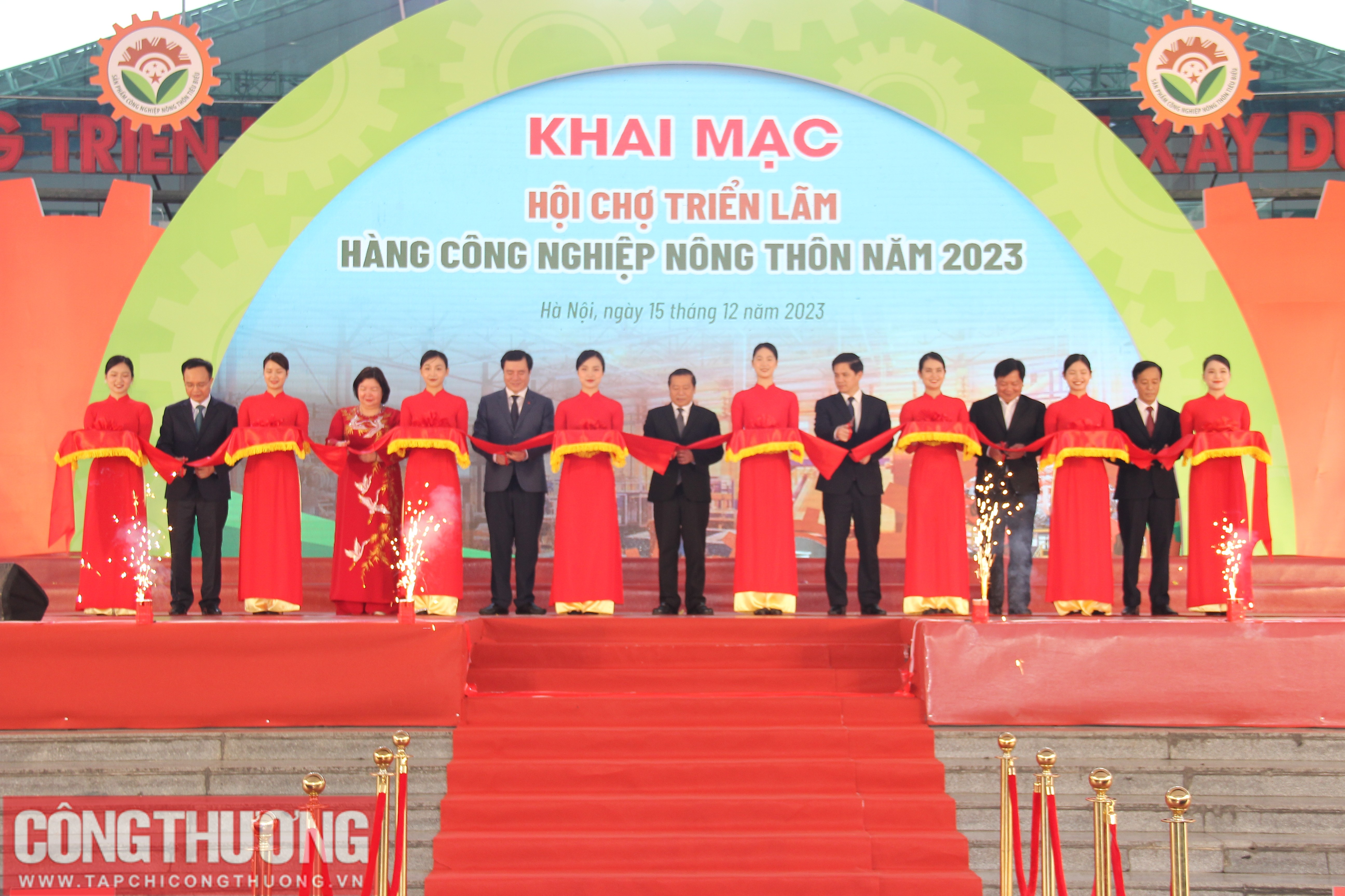 Lễ cắt băng Khai mạc Hội chợ triển lãm hàng công nghiệp nông thôn tiêu biểu năm 2023