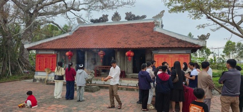 Xuân mới tới đền Nam linh thiêng: Khói hương lan toả niềm tin và hy vọng