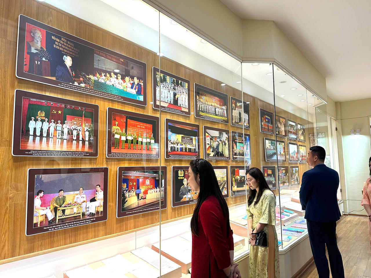 Du khách tham quan Nhà Truyền thống.