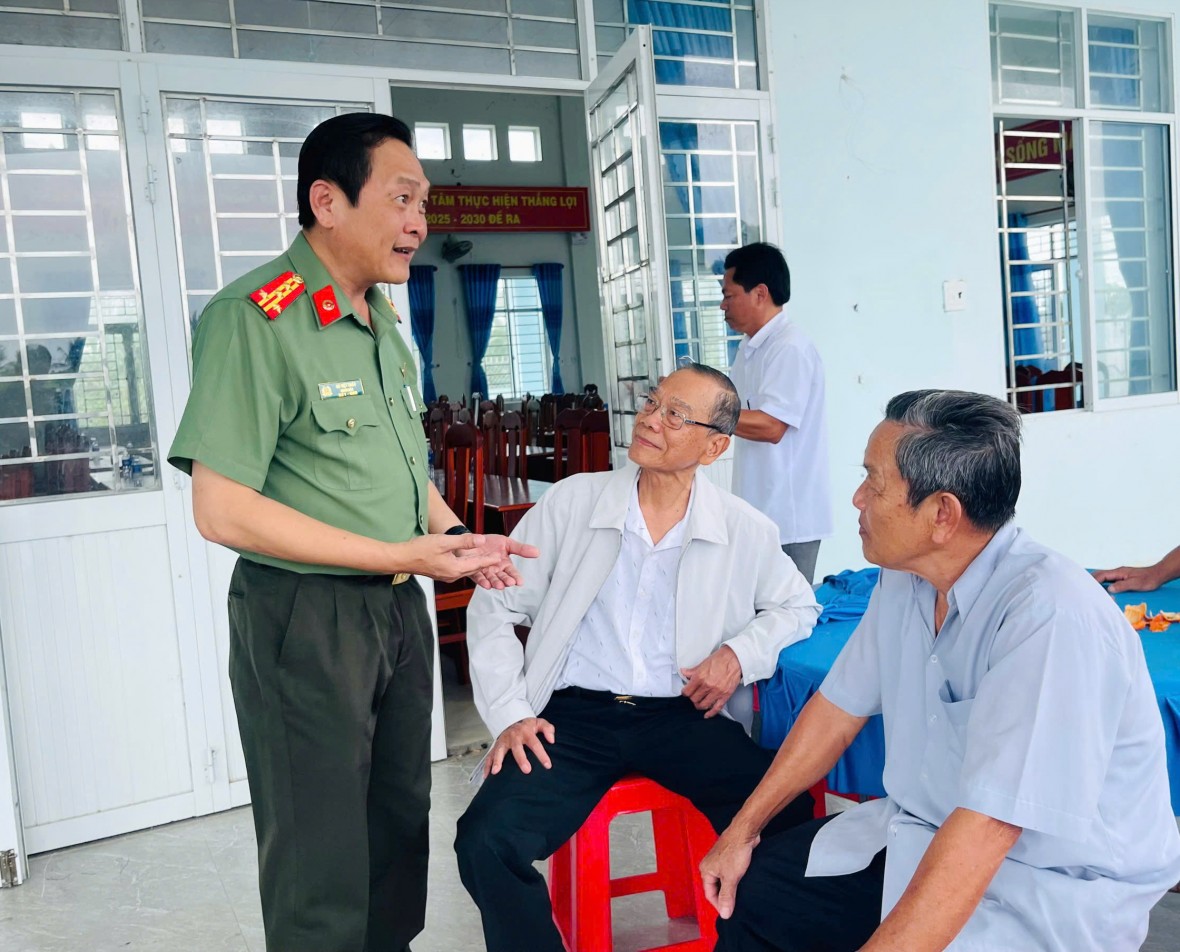 Đại tá Hồ Việt Triều: Sẽ đưa tiếng nói của cử tri Cà Mau đến nghị trường Quốc hội Đại tá Hồ Việt Triều: Sẽ đưa tiếng nói của cử tri Cà Mau đến nghị trường Quốc hội