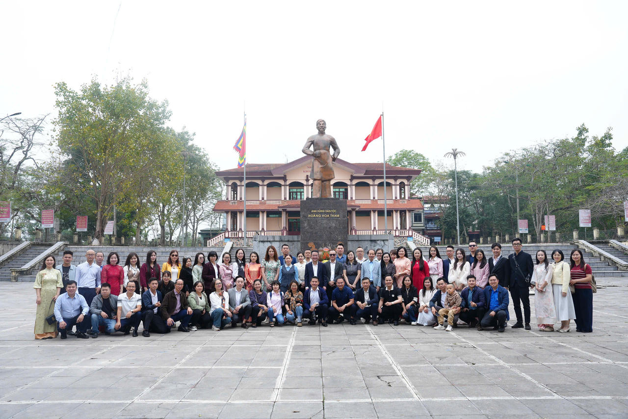 Đoàn Báo Pháp luật Việt Nam dưới tượng cụ Đề Thám trong Khu di tích khởi nghĩa Yên Thế.