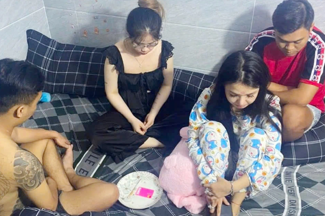 Nhóm sử dụng ma túy trong phòng trọ ở Tây Ninh bị công an bắt giữ (Ảnh: C.A.). Nhóm sử dụng ma túy trong phòng trọ ở Tây Ninh bị công an bắt giữ (Ảnh: C.A.).