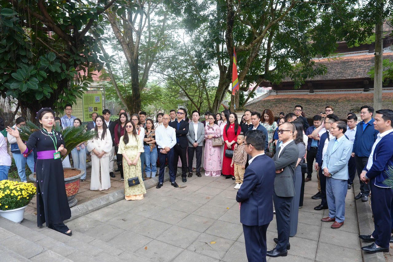 Đoàn nghe thuyết minh về Khu di tích khởi nghĩa Yên Thế.