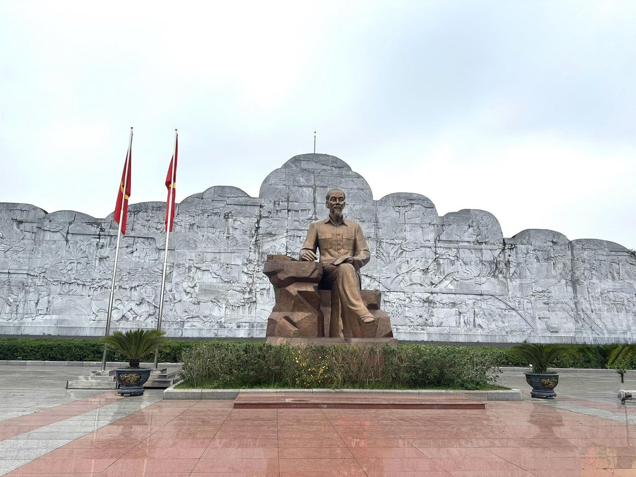 Điểm nhấn nổi bật trong không gian linh thiêng, tĩnh tại là bức tượng Bác bằng đồng cao 7m.