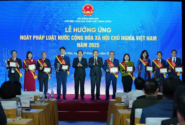Chủ tịch Quốc hội Trần Thanh Mẫn, Ph&oacute; Thủ tướng Ch&iacute;nh phủ Hồ Quốc Dũng trao Chứng nhận cho c&aacute;c Gương s&aacute;ng Ph&aacute;p luật năm 2025. (Ảnh: Triệu Oanh)