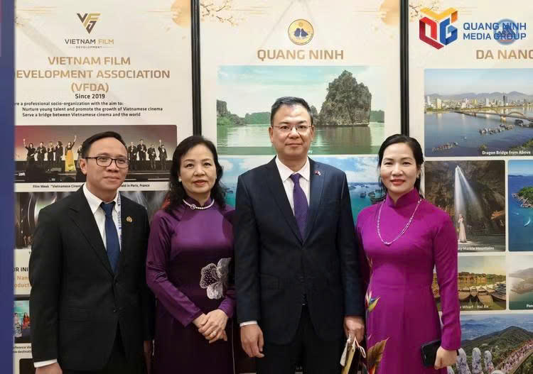 Đại diện đoàn Quảng Ninh chụp ảnh với ông Phạm Quang Hiệu, Đại sứ đặc mệnh toàn quyền Việt Nam tại Nhật Bản (thứ hai từ phải sang) và Tiến sĩ Ngô Phương Lan, Chủ tịch Hiệp hội xúc tiến phát triển điện ảnh Việt Nam (thứ ba từ phải sang).Ảnh: Báo Quảng Ninh
