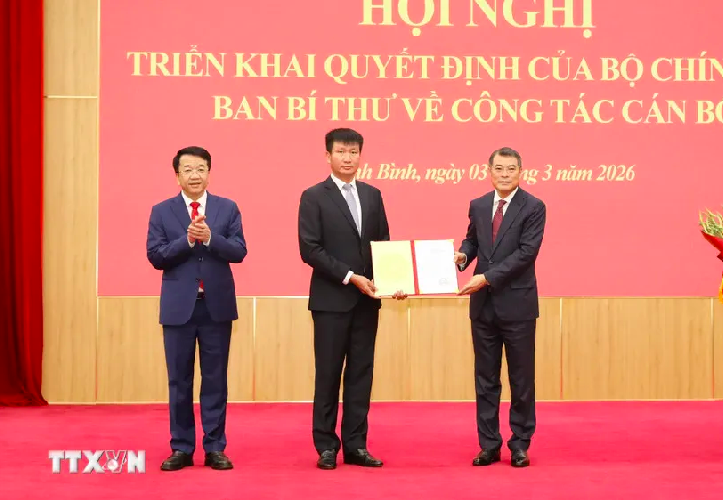 Ủy viên Bộ Chính trị, Bí thư Trung ương Đảng, Trưởng Ban Tổ chức Trung ương Lê Minh Hưng (phải) trao quyết định cho ông Trần Huy Tuấn, Bí thư Tỉnh ủy Ninh Bình nhiệm kỳ 2025-2030. (Ảnh: TTXVN) Ủy viên Bộ Chính trị, Bí thư Trung ương Đảng, Trưởng Ban Tổ chức Trung ương Lê Minh Hưng (phải) trao quyết định cho ông Trần Huy Tuấn, Bí thư Tỉnh ủy Ninh Bình nhiệm kỳ 2025-2030. (Ảnh: TTXVN)