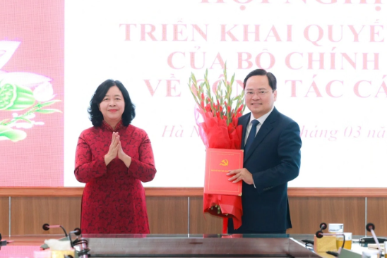 Chủ tịch Ủy ban Trung ương Mặt trận tổ quốc Việt Nam Bùi Thị Minh Hoài trao quyết định và tặng hoa chúc mừng ông Nguyễn Anh Tuấn Chủ tịch Ủy ban Trung ương Mặt trận tổ quốc Việt Nam Bùi Thị Minh Hoài trao quyết định và tặng hoa chúc mừng ông Nguyễn Anh Tuấn