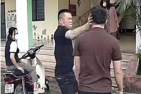 Làm rõ người đàn ông dùng tay tát lái xe ô tô tại sân trường mầm non